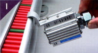 センサーに取り付けてあるブラケットを指示器本体に引っ掛ける
