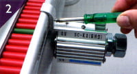 指示器側面のレールにはめ込み、センサーの位置を決め固定する